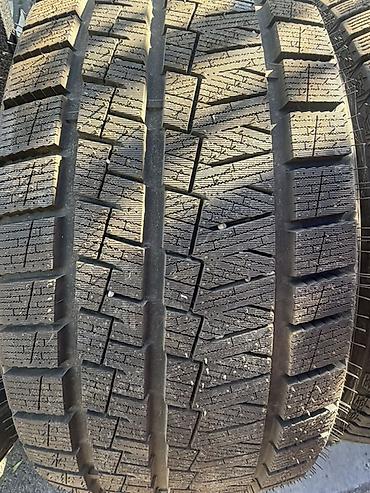 Шины: Комплект зимних шин 235/50 R18. Новые На фото — 4 автомобильные шины — 3