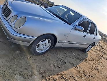 mercedes 208 d: Mercedes-Benz E-Class W210 sedan, gümüş rəng. işləri var. zəng çatmasa — 1