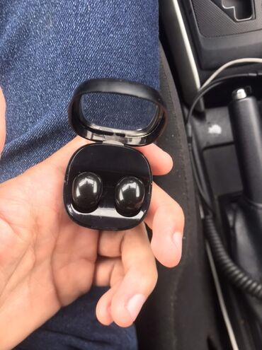 bluetooth nauşniklər: Tam simsiz qulaqlıq seti – qara rəngdə - Kompakt şarj qabı ilə gəlir;