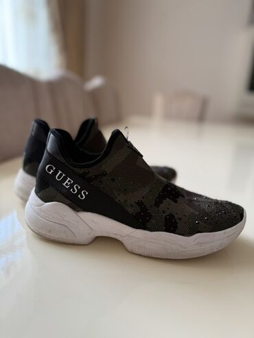 красофкалар мужской: GUESS brendinin sport ayaqqabısı - Model: slip-on tipli sneaker -