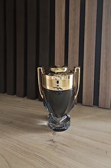 Ətriyyat: Paco Rabanne tərəfindən istehsal olunan Invictus ətrinin qara şüşəli