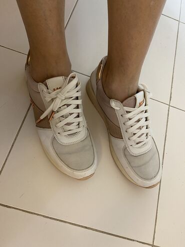 белый корсет: Брендовые кроссовки в отличном состоянии