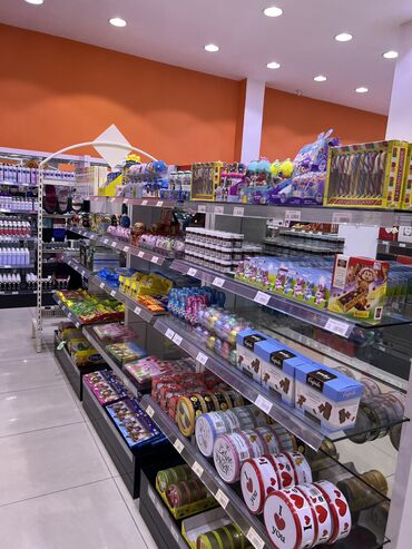 Rəf vitrinləri: Magaza ucun vitrinler hundurluk 1.50 en 090 sm. Divar vitrinleri ise — 11