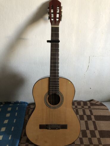 гитара yamaha f600: Продаю гитару очень срочно нужны деньги гитара в хорошем состоянии