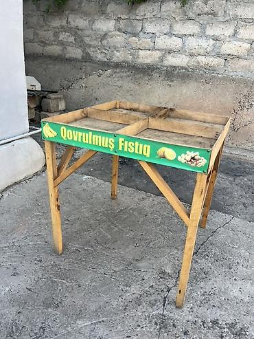 Stend vitrinləri: Vitrin masa taxta polka Üst hissə: 4 bölməli vitrin Çəkməcə: ortada — 2