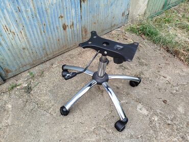 Stolice: Postolje/zvezda za radnu stolicu. Razmak od rupe do rupe. Izmedju — 8