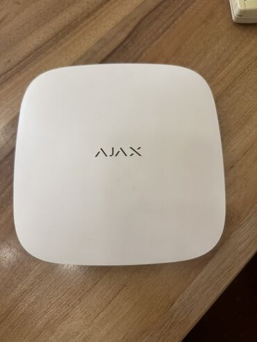 Информатика: Ağ rəngli, yığcam dizaynlı Ajax Hub təhlükəsizlik sistemi. Bu cihaz