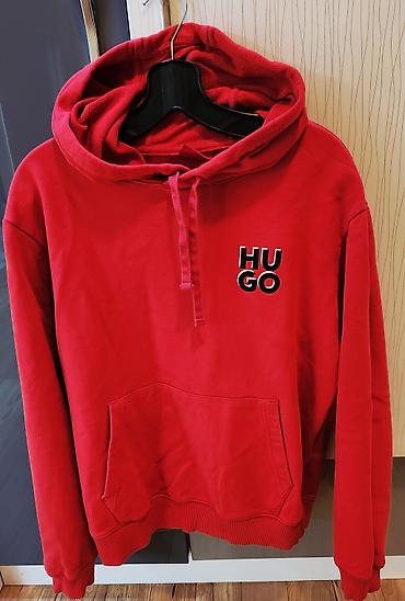 torbe za bebe: HUGO crvena dukserica s kapuljačom - Model: klasična hoodie sa džepom — 1