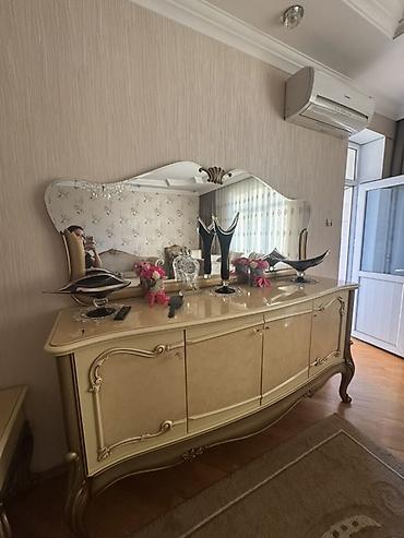 Klassik üslubda qonaq otağı mebel dəsti Tərkib: - Böyük konsol güzgü lalafo.az -da Klassik üslubda qonaq otağı mebel dəsti Tərkib: - Böyük konsol güzgü