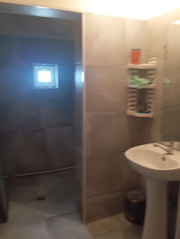 Həyət evləri və villaların satışı: Satılır: həyət evi və torpaq sahəsi - Geniş darvazalı giriş, maşın — 20