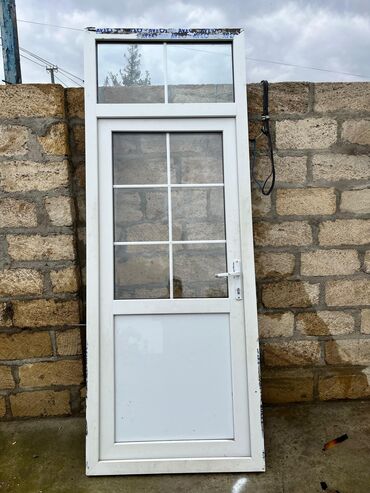Пластиковые двери: PVC giriş qapısı və üstüstə pəncərə bloku - Material: ağ rəngli