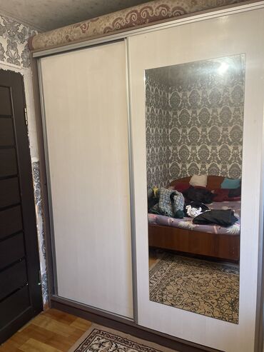 двухместный спальня: Спальный гарнитур, Шкаф, цвет - Белый, Б/у