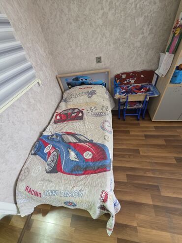 Ev və bağ: Oğlan üçün, Çarpayı, Bazasız, Matras ilə, Siyirməsiz