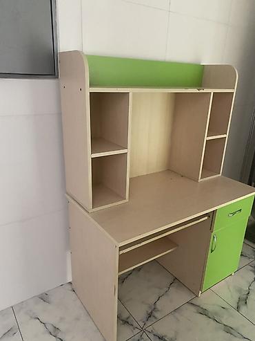 Digər mebel: Kompyuter/Masa üstü iş masası – üst rəfli model - Material — 2