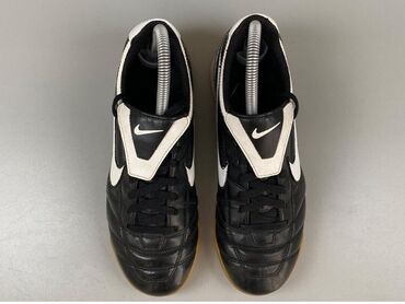 закрытое футбольное поле: 2008 Nike Tiempo U 7 / Размер 44 / Бутсы в очень идеальном состоянии/