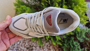 quechua cizme: New Balance 9060 patike – siva/bez nijansa
Dostupne u broju 38 — 4