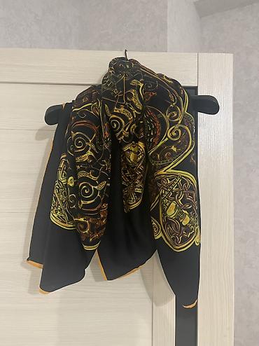 Платок Hermes. Оригинал. Размер 130см*135 см. Шерсть. Можно носить