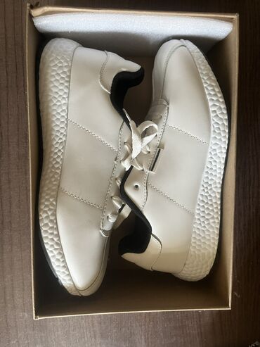 обувь белая: Продаются белые кроссовки, состояние новое