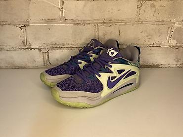 x elite: 🟣⚪ Первая пара (фиолетово-зелёные) Это линейка Nike KD (Kevin Durant) — 6