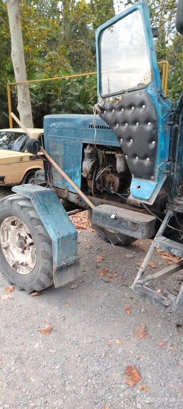авто купить бу: Kənd təsərrüfatı işləri üçün istifadə edilən, mavi rəngli traktor