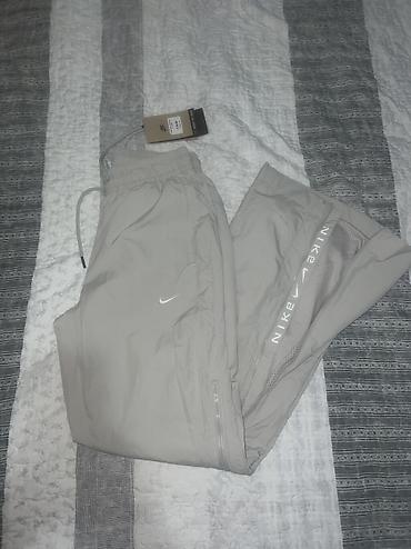 vikend torba: Nike Sportswear Collection Women's Mid-Rise Repel Zip Trousers vel. XS — 6