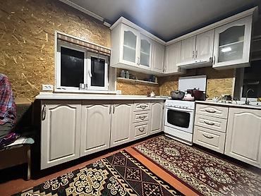 Угловой кухонный гарнитур в классическом стиле, выполненный в светлом at lalafo.kg Угловой кухонный гарнитур в классическом стиле, выполненный в светлом