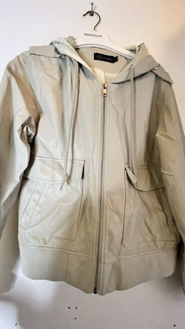 Dəstlər, kostyumlar: Şekildekilerin her biri 10 azn
42-44 ölçüdür
Uşaq kurtkaları 4-5-6 yaş — 8