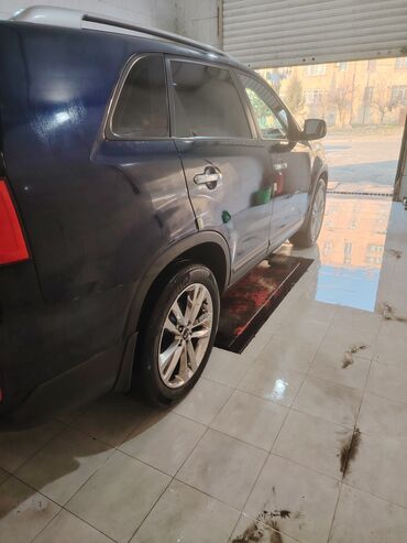 Kia: Kia Sorento (təxminən 2014 restyling) – tünd mavi rəngli, 5 qapılı SUV — 4