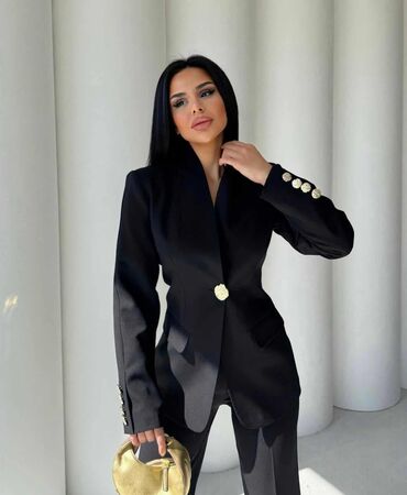 Kostimi: Elegantno žensko odelo u više boja, sa sakoom i pantalonama. Sako ima — 13
