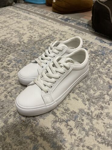 Женская обувь: Продаю белые кеды DD&OO 36 размер(230) Состояние новых, были