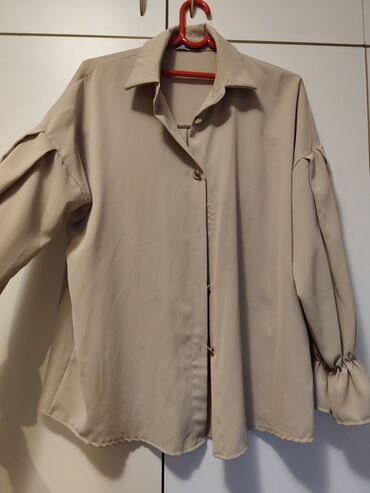 Bluze: Dve ženske bluze u nežnim neutralnim tonovima. 1) Puder‑roze bluza: - — 3