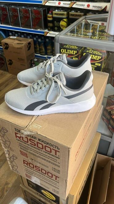 Кроссовки и спортивная обувь: Продаю ботасы REEBOK, размер 43, новые с США. Цена 5500 сом торг
