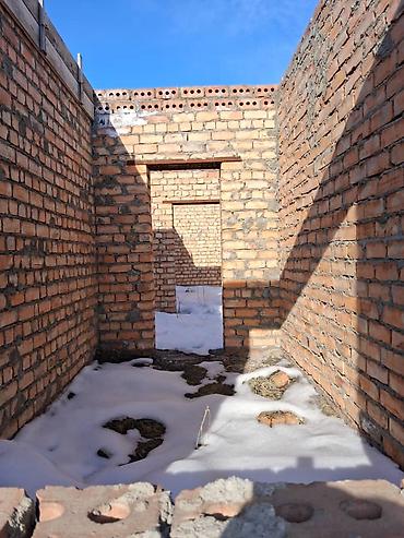 Продажа коттеджей и домов: Продается недостроенный дом(кирпич) г. Каракол, Саякбай конушу, Шаабай — 5