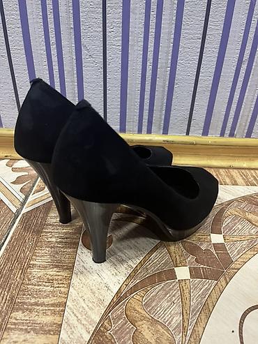 Tuflilər: Qadın ayaqqabısı – klassik qara rəngdə, burun hissəsi açıq (peep-toe) — 3