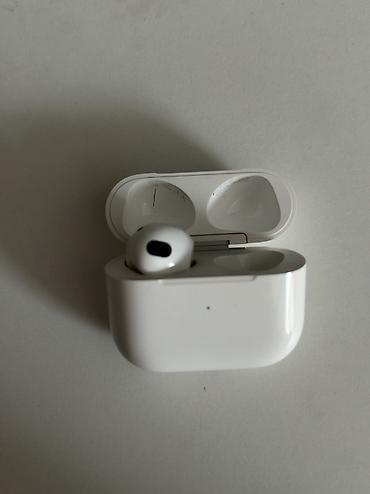 airpods: Беспроводные наушники-вкладыши, Apple, AirPods 3, Б/у — 1