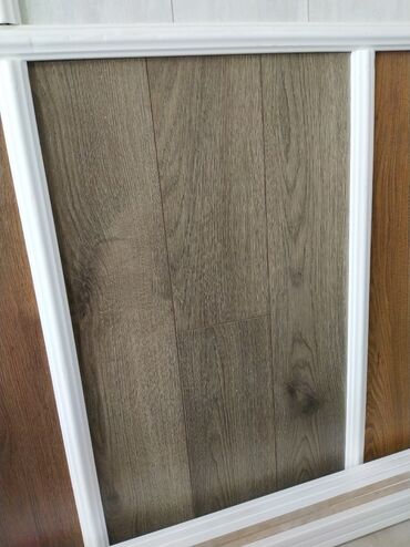 ideal kafel metlax: Ağac teksturalı laminat döşəmə paneli - Rəng: tünd-boz/meşə tonları
