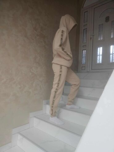 Gornji i donji deo: Ženske Futrovane trenerke 
S-xxl
4.700 din na lalafo.rs — 7 Gornji i donji deo: Ženske Futrovane trenerke 
S-xxl
4.700 din — 7