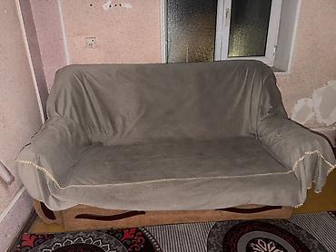 Klassik yumşaq mebel dəsti: - 1 ədəd üçnəfərlik divan - 2 ədəd iri