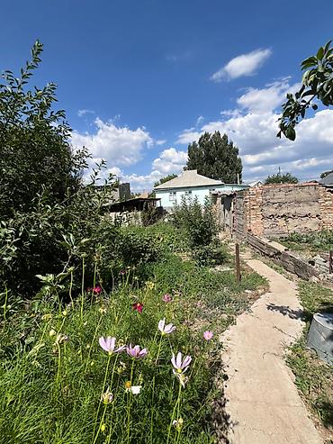 Продажа коттеджей и домов: Срочно продается дом в городе Токмок. Площадь дома — 102 м². Площадь — 7