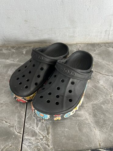 платья для спортивных бальных танцев для детей: Черные Crocs с перфорированным верхом, обеспечивающим вентиляцию