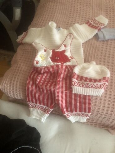 Dəstlər: Körpə geyim dəsti - 3 ədəd qalın, ayaqlı tulum: - Açıq mavi rəngdə — 36