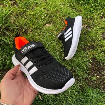 tienke patike: Adidas dečije patike

Novo
Brojevi 31 do 36