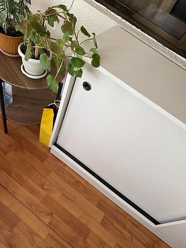 plastik dolap balkon: Ağ rəngli sürgülü qapılı şkaf - Minimalist dizayn, balkon, dəhliz və — 1