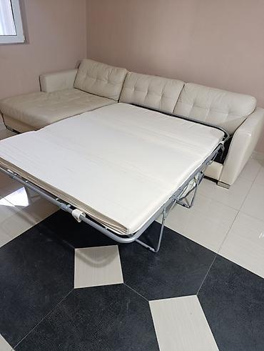 Ugaone garniture: Nameštaj – više artikala 1) Drvena vitrina sa staklenim krilima – — 4