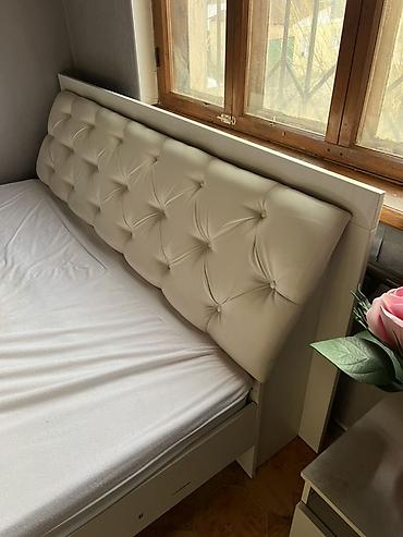 Спальные гарнитуры: Спальный гарнитур в современном светлом исполнении. Состав: - — 3