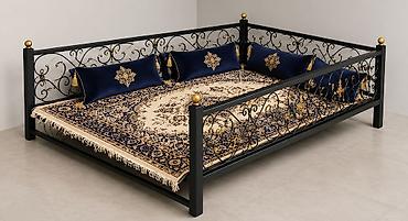 Metall çərçivəli şərq üslublu taxt-sehpa - Material: davamlı qara lalafo.az -da Metall çərçivəli şərq üslublu taxt-sehpa - Material: davamlı qara