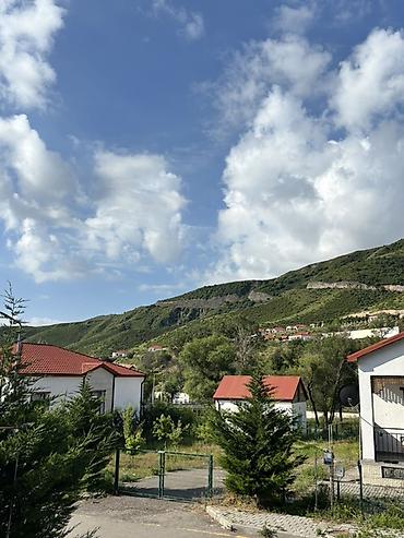 Həyət evləri və villalar: Dağ mənzərəli həyət evi – geniş eyvanlı Üstünlüklər: - Geniş terasda — 10
