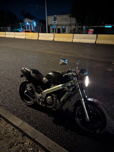 Мотоциклы: Мотоцикл с классическим дизайном, выполненный в черном цвете. Оснащен — 7