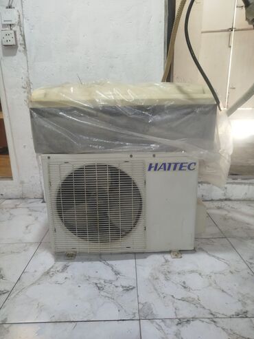 Kondisionerlər: HAITEC markalı kondisioner xarici bloku. Ağ rəngdə olan bu qurğu, ev