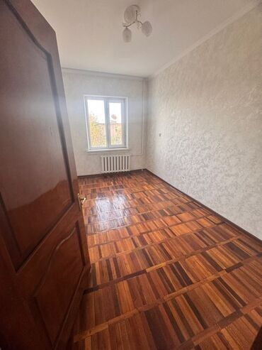 квартира потселением: 3 бөлмө, Кыймылсыз мүлк агенттиги, Чогуу жашоосу жок, Жарым -жартылай эмереги бар